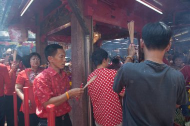 Chinatown, Bangkok, sırasında Çin yeni yılı, tapınaklar, Çin halkının tapınağın ışık tütsü sopa için gidin ve dua eden