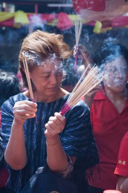Chinatown, Bangkok, sırasında Çin yeni yılı, tapınaklar, Çin halkının tapınağın ışık tütsü sopa için gidin ve dua eden