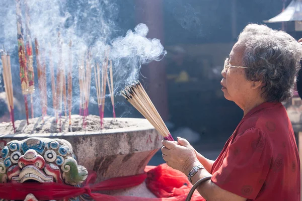 Chinatown, Bangkok, sırasında Çin yeni yılı, tapınaklar, Çin halkının tapınağın ışık tütsü sopa için gidin ve dua eden