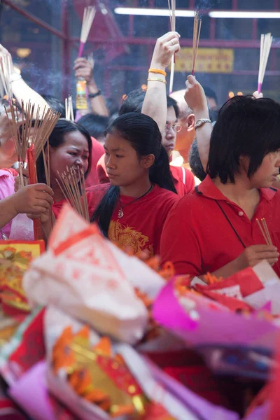 Chinatown, Bangkok, under det kinesiska nyåret, kinesiska folket gå till templet för belysning rökelse och bedjande på tempel — Stockfoto