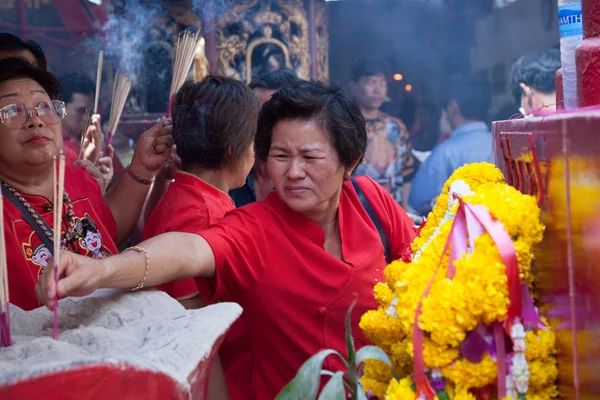 唐人街，曼谷，中国新年期间，中国人民去庙里为照明香和祈祷在寺庙 — 图库照片