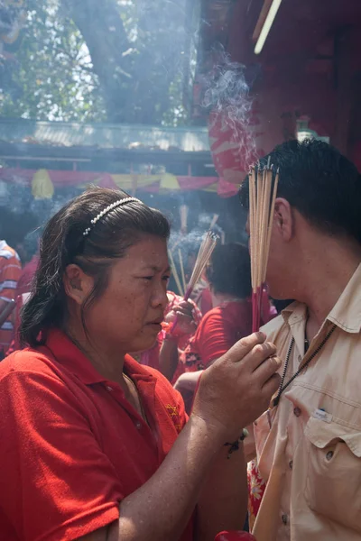 Chinatown, Bangkok, durante o Ano Novo Chinês, os chineses vão ao templo para acender paus de incenso e orar em templos. — Fotografia de Stock