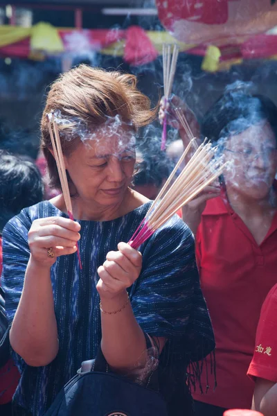 Chinatown, Bangkok, sırasında Çin yeni yılı, tapınaklar, Çin halkının tapınağın ışık tütsü sopa için gidin ve dua eden