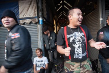 Punk ve dazlak gençler Chatuchak pazarı içinde