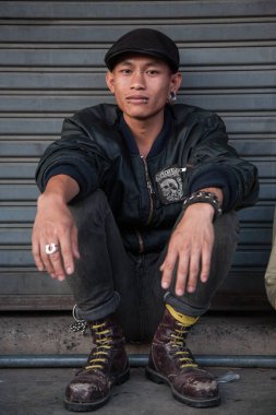 Punk ve dazlak gençler Chatuchak pazarı içinde