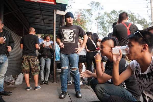 Punk och skinhead tonåringar i Chatuchak Market — Stockfoto