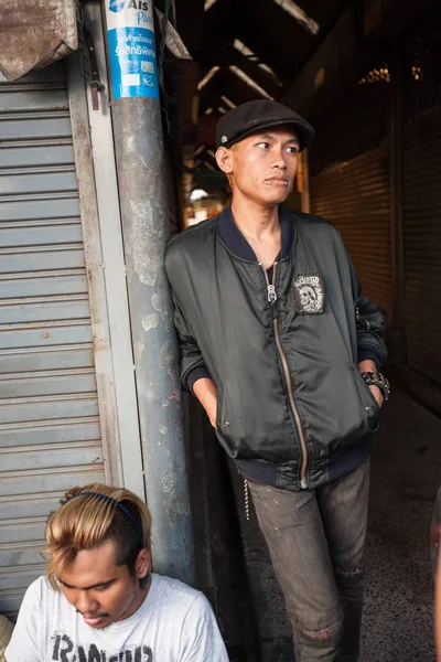 Punk e skinhead adolescentes no mercado de Chatuchak — Fotografia de Stock