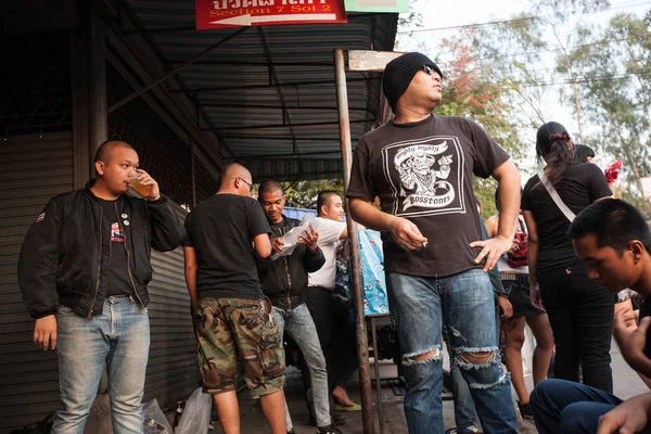 Punk ve dazlak gençler Chatuchak pazarı içinde