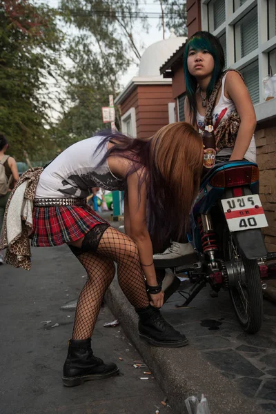 Punk e skinhead adolescentes no mercado de Chatuchak — Fotografia de Stock