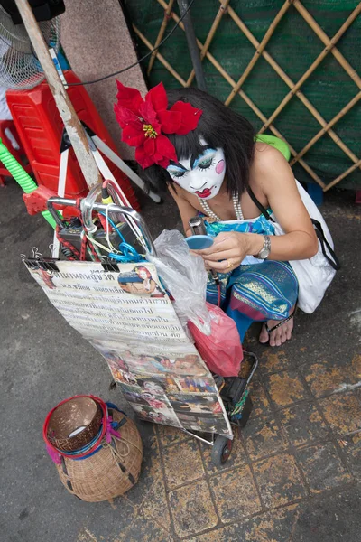 Ein Mann mit Clown-Make-up tritt auf dem Chatuchat-Markt auf, knallt — Stockfoto