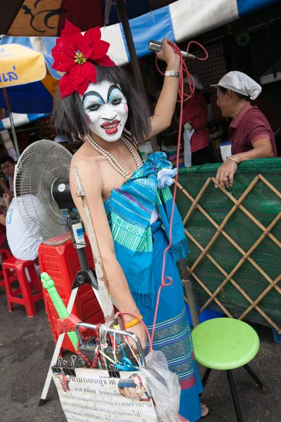 Um homem com uma maquiagem de palhaço faz um show no mercado Chatuchat, Bang — Fotografia de Stock