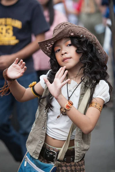 Genç bir kız şarkı söylüyor ve Chatuchak pazarı sokakta dans ediyor 