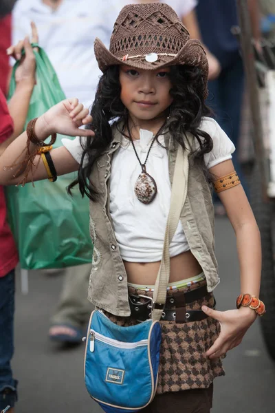 Genç bir kız şarkı söylüyor ve Chatuchak pazarı sokakta dans ediyor 