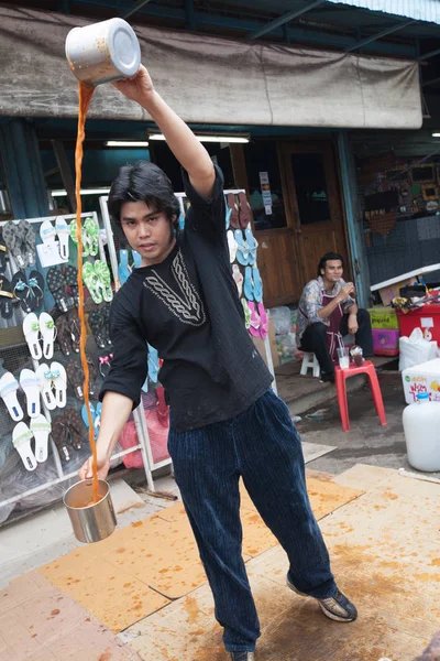En man förbereder en indonesiska mjölk te i Chatuchak marknad, int. — Stockfoto