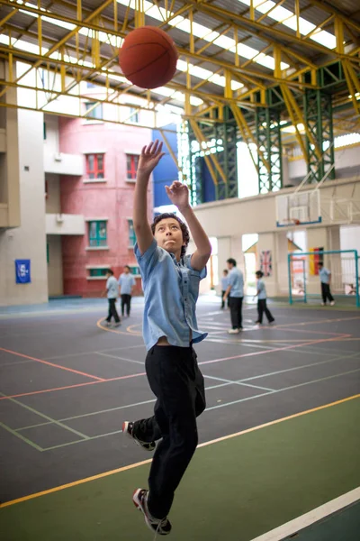 Φοιτητές με στολή διασκεδάζουν παίζοντας μπάσκετ. — Φωτογραφία Αρχείου