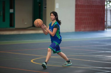 Basketbol maçında iki üniversite öğrencilerden rekabet