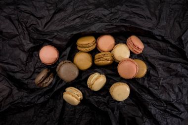 Siyah arka plan üzerine Fransızca macaroons kurabiye