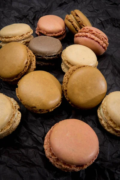 Siyah arka plan üzerine Fransızca macaroons kurabiye