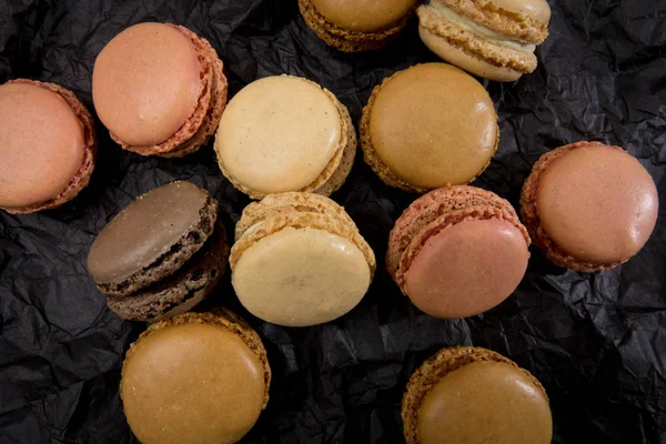 Siyah arka plan üzerine Fransızca macaroons kurabiye