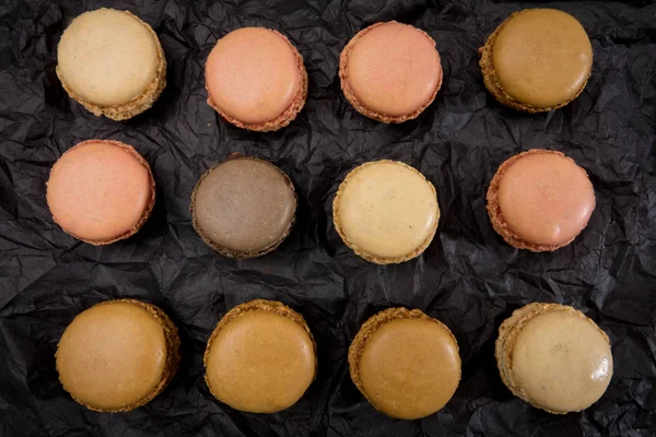 Siyah arka plan üzerine Fransızca macaroons kurabiye