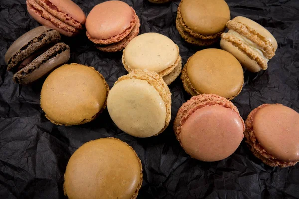 Siyah arka plan üzerine Fransızca macaroons kurabiye
