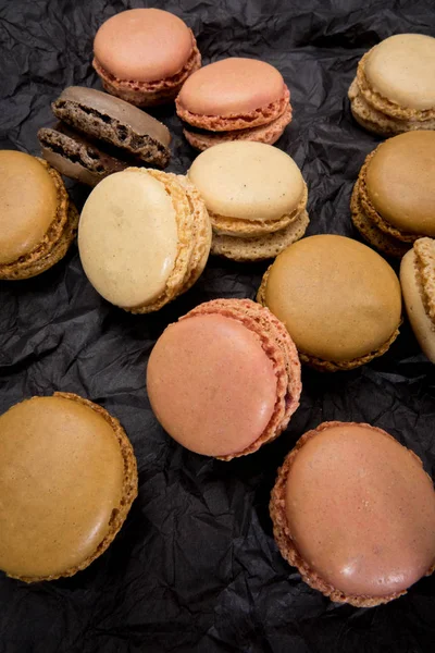 Siyah arka plan üzerine Fransızca macaroons kurabiye