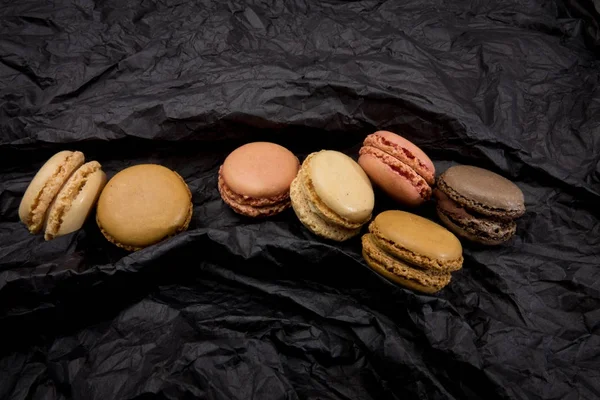 Siyah arka plan üzerine Fransızca macaroons kurabiye