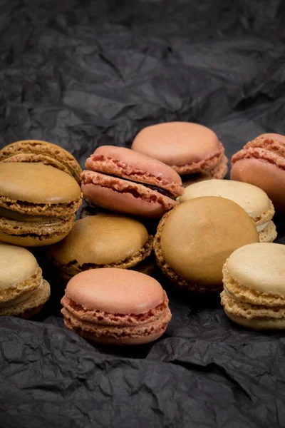 Siyah arka plan üzerine Fransızca macaroons kurabiye