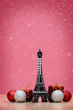 Noel dekorasyon öğeleri, oyuncak ve hediye kutuları renkli arka plan üzerinde