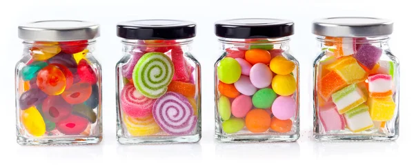 食品のコンセプトと Web バナーの白い背景の上のガラスの瓶でカラフルなキャンディー — ストック写真