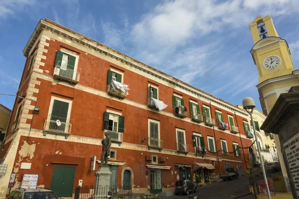 Mooie kleurrijke huizen in het eiland van Procida, Italië. — Stockfoto