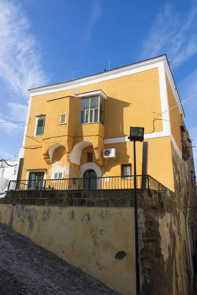 美丽的五颜六色的房子在海岛岛, 意大利. — 图库照片