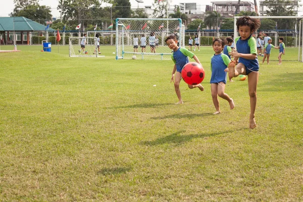 Σε ένα κολέγιο στην Μπανγκόκ, σχολείο τα παιδιά να διασκεδάσουν παίζοντας ποδόσφαιρο — Φωτογραφία Αρχείου