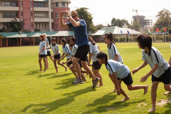 En una universidad en Bangkok, los niños de la escuela durante un deporte al aire libre — Foto de Stock