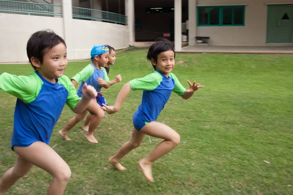 Em uma faculdade em Bangkok, as crianças da escola se divertem durante um outd — Fotografia de Stock