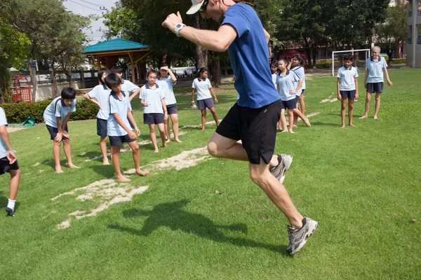 En una universidad en Bangkok, los niños de la escuela durante un deporte al aire libre — Foto de Stock