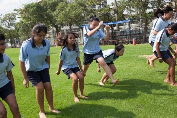En una universidad en Bangkok, los niños de la escuela durante un deporte al aire libre — Foto de Stock