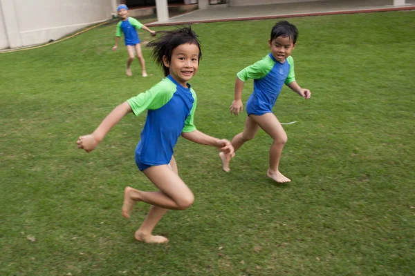 Em uma faculdade em Bangkok, as crianças da escola se divertem durante um outd — Fotografia de Stock