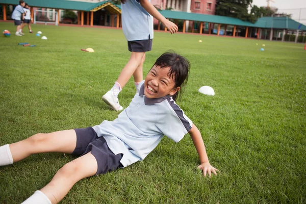 In un college a Bangkok, i bambini delle scuole si divertono durante un outd — Foto Stock