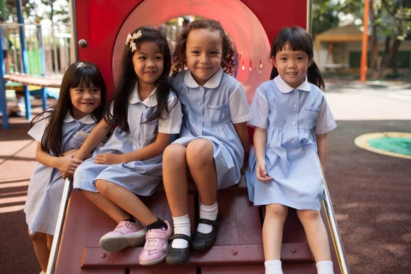 在曼谷的一所大学里, 孩子们在操场上玩得很开心。 — 图库照片