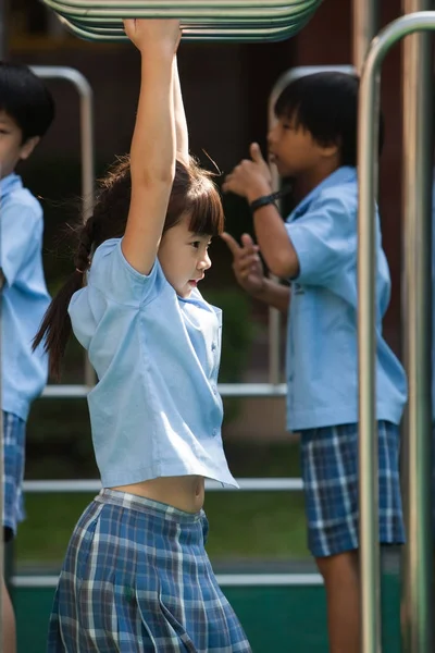 Em uma faculdade em Bangkok, as crianças se divertem no parque infantil dur — Fotografia de Stock