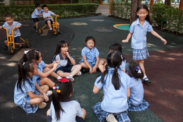 방콕에서 대학에서 어린이 놀이터 dur에 즐거운 시간을 — 스톡 사진