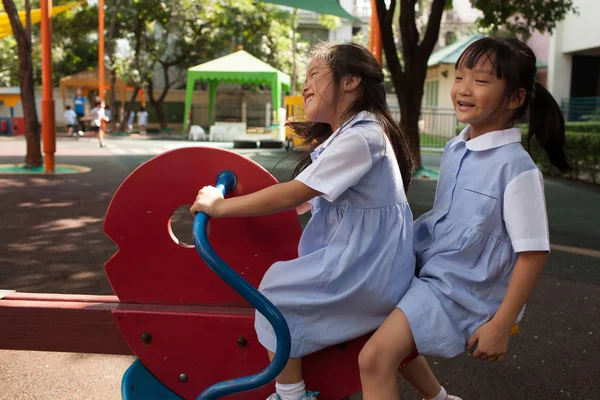 Dans un collège à Bangkok, les enfants s'amusent dans l'aire de jeux dur — Photo