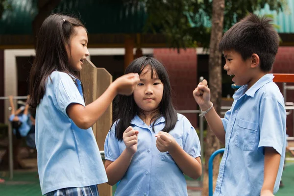 In un college a Bangkok, i bambini si divertono nel parco giochi dur — Foto Stock