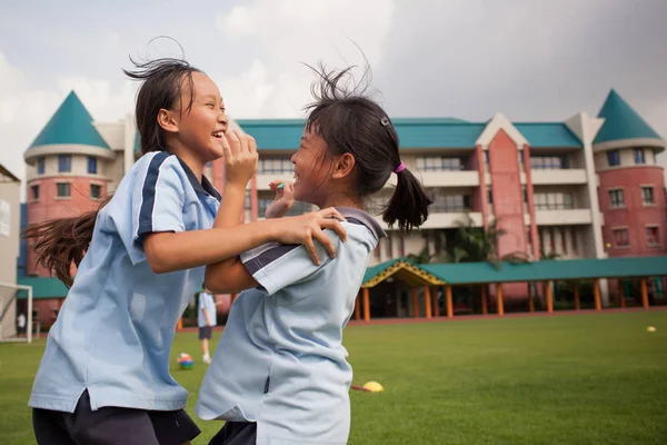 In un college a Bangkok, i bambini si divertono nel parco giochi dur — Foto Stock