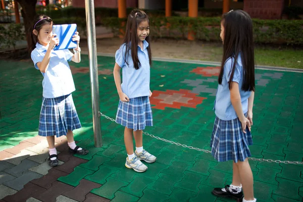 Em uma faculdade em Bangkok, as crianças da escola aprendem a filmar e fazer — Fotografia de Stock