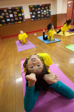 küçük çocuklar bir yoga sınıf öğretmenleri ile almak..