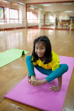 küçük çocuklar bir yoga sınıf öğretmenleri ile almak..