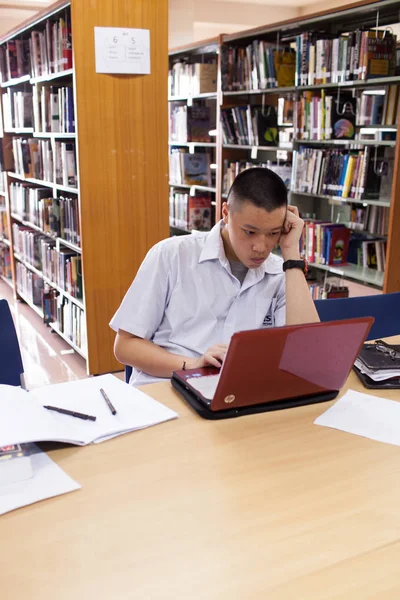 Uno studente fa i compiti nella biblioteca del college . — Foto Stock