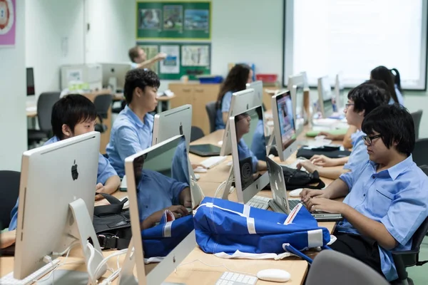 En una universidad en Bangkok, los estudiantes en la clase de informática . — Foto de Stock